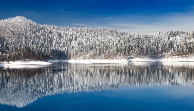 Chorwacja, jezioro Lokvarsko i góra Risnjak, fot. Ilijaaa |187988991 Dreamstime.com