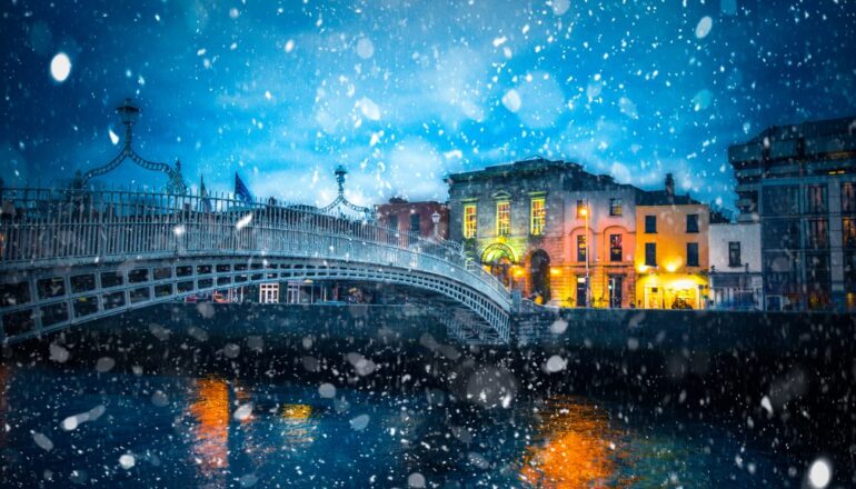 Irlandia, Dublin, widok na Ha' penny Bridge nad rzeką Liffey. Fot. Littleny |ID 135127806 Dreamstime.com