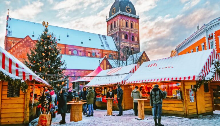 Łotwa, Ryga, świąteczny targ, fot. Erix2005 | 131549069 Dreamstime.com