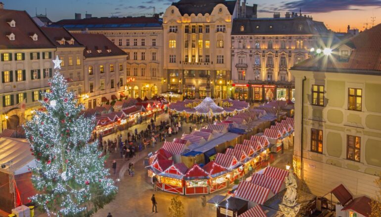 Słowacja, Bratysława, świąteczny targ. Fot. Jozef Sedmak |ID 82721335 Dreamstime.com