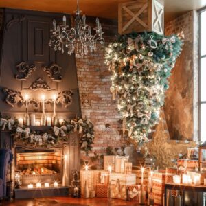 Choinka zwierzająca się z sufitu. Fot. Konstantin Malkov |ID 104439642 Dreamstime.com