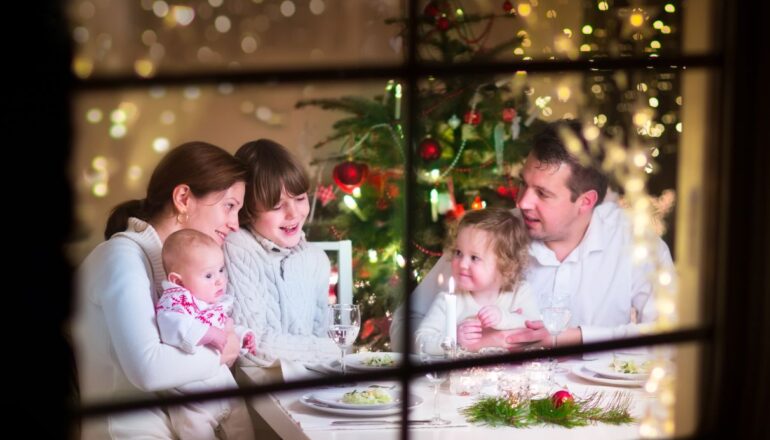 Rodzina przy świątecznym stole Photo 43607537 © Famveldman | Dreamstime.com